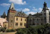 Zamek Frydlant<p>Zamek Frydlant tworzy ciekawe połączenie dwóch architektonicznych części - średniowiecznego zamku i renesansowego pałacu. Zamek powstał w połowie wieku XIII. <p>